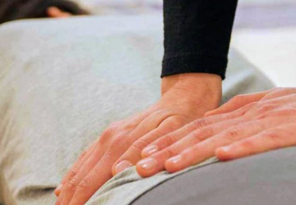 Massaggio Shiatzu su lettino - Massaggi Decontratturanti